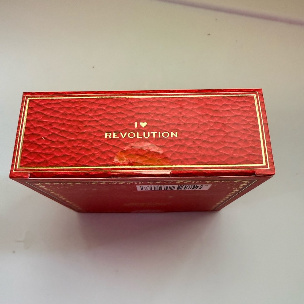 Revolution Disney Snow White Apple Highlighter - Red & Gold - Picture 4 of 4
